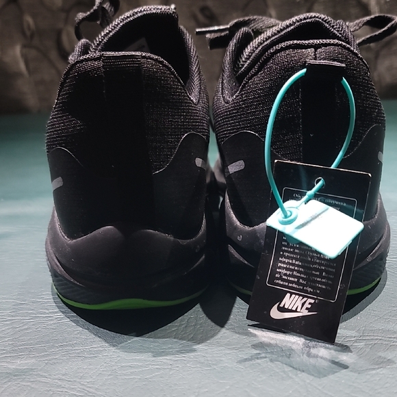 Nike Men's Black and Neon Green Athletic Shoes NWT - Picture 3 of 5